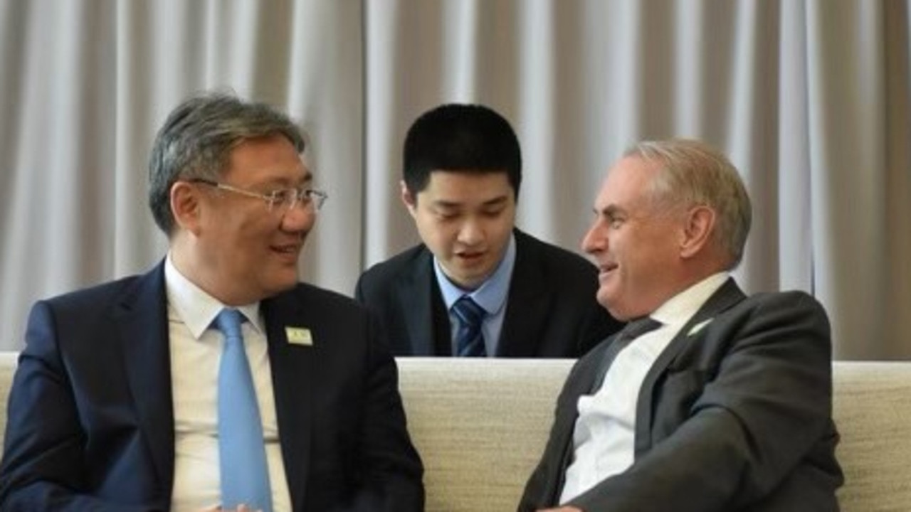 Trade Minister Don Farrell meets Chinese counterpart, barley tariff relief in sight