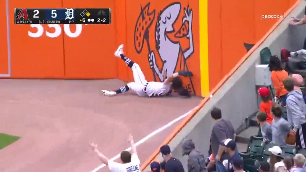 Tigers' Zach McKinstry LAYS OUT on the warning track in right field to get out of the sixth inning vs. the Diamondbacks