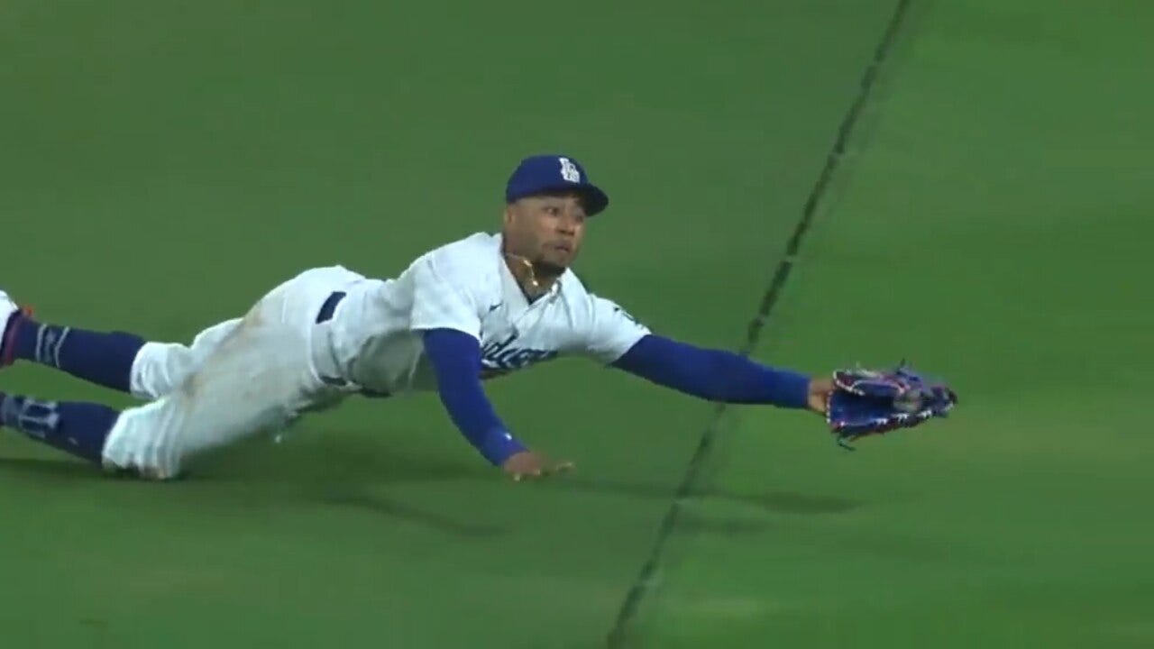 Dodgers' Mookie Betts lays out for a FANTASTIC grab against the Giants