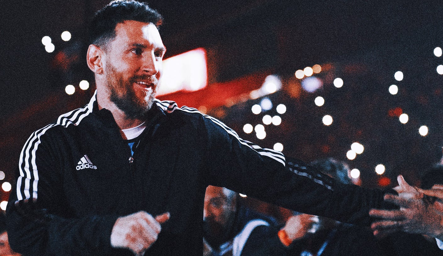 Lionel Messi takes pictures with fans while shopping at Miami supermarket