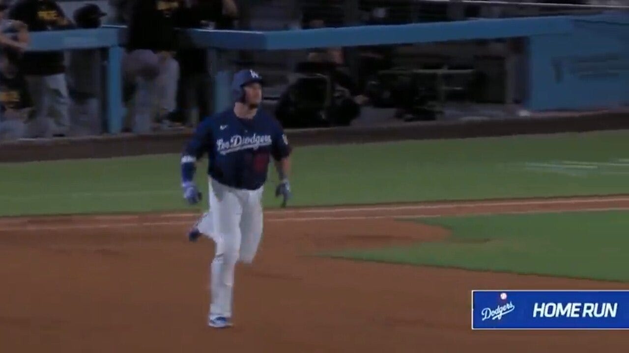 Max Muncy smashes a two-run homer, giving the Dodgers the lead vs. the Pirates