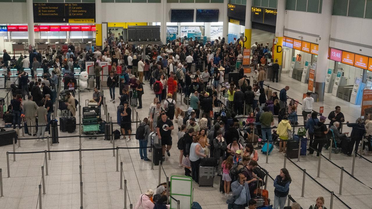 Thousands stranded by 500 cancelled flights after air traffic control failure