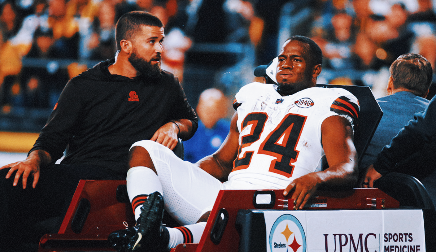 Browns RB Nick Chubb carted to locker room with knee injury