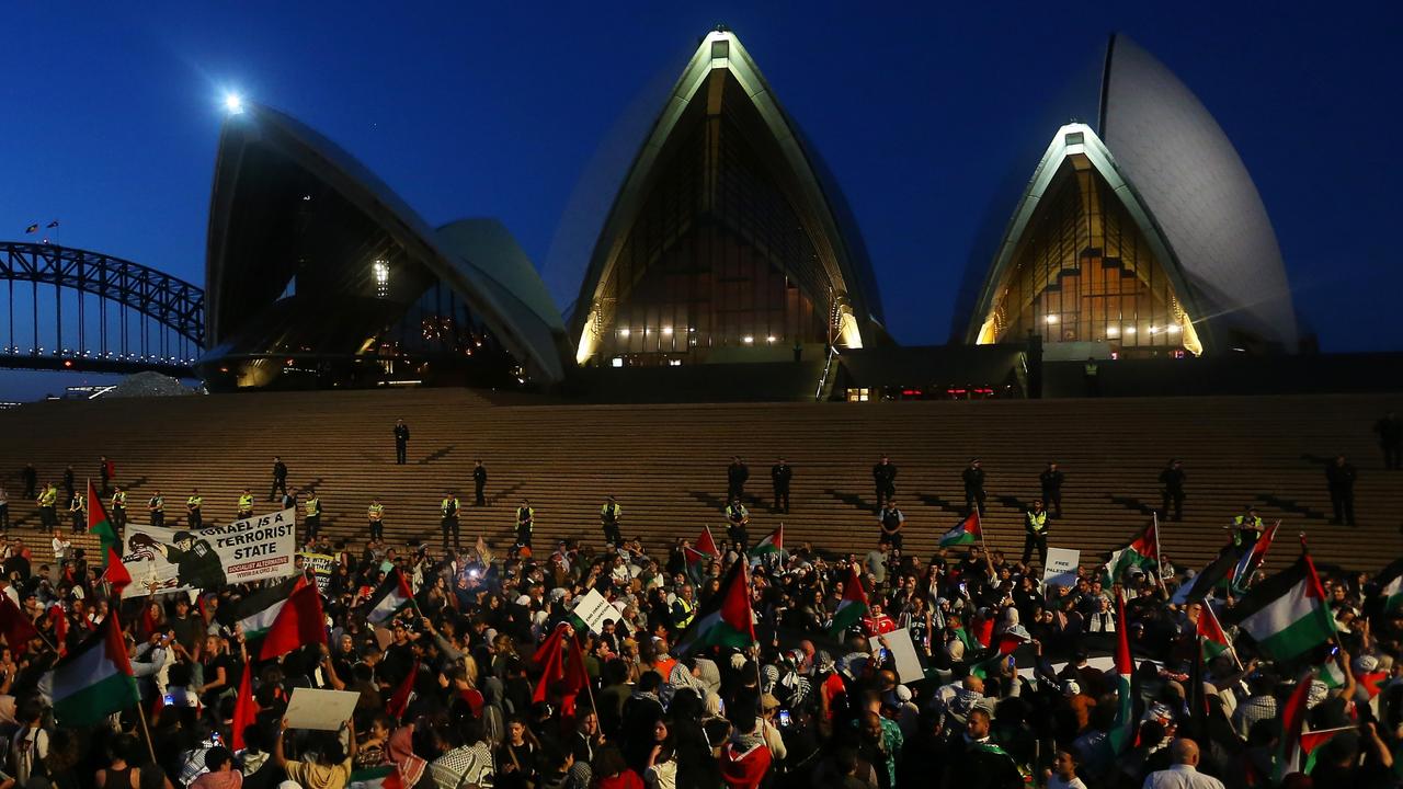 Police still unsure about anti-Semitic chants at Sydney Opera House protest