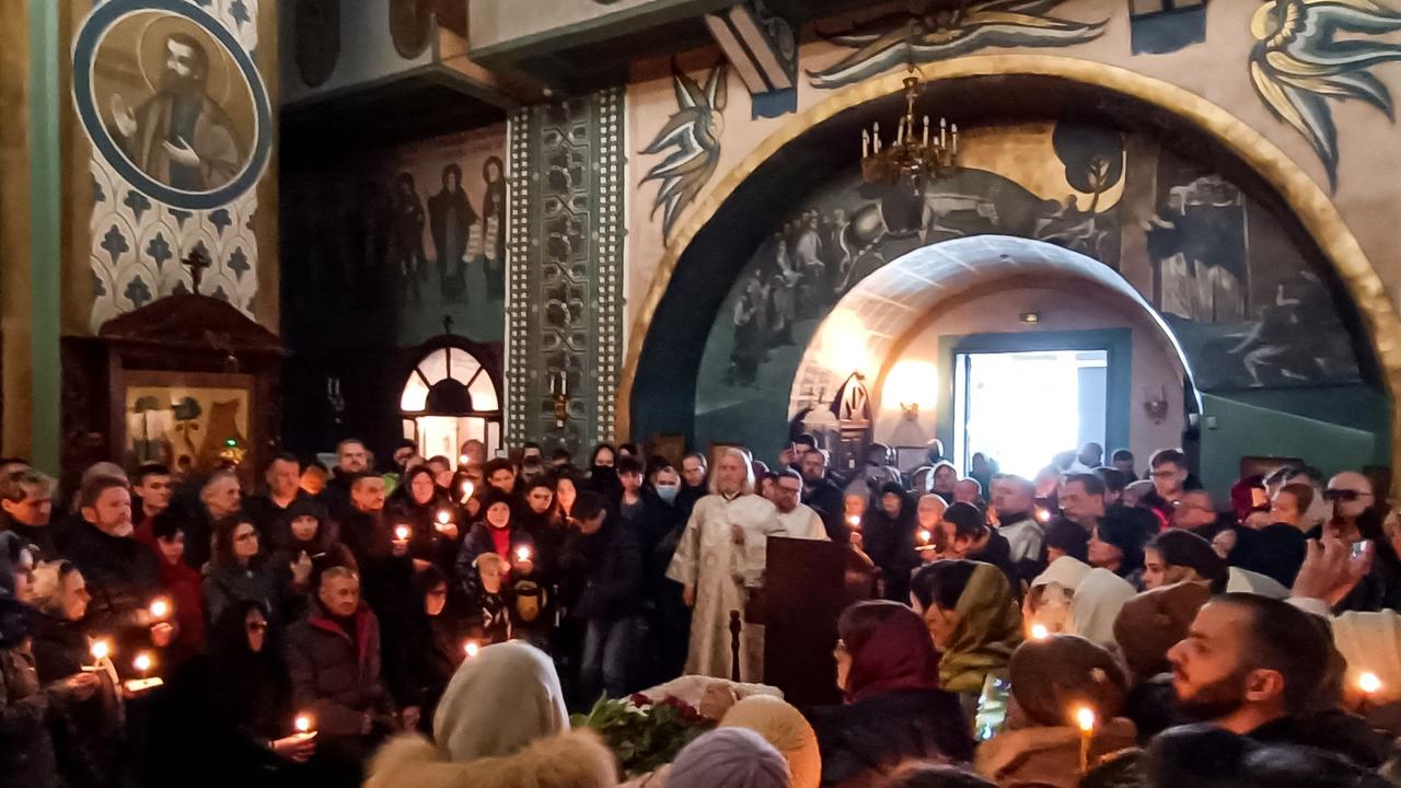 Thousands of supporters defy Putin to honour opposition leader Alexei Navalny